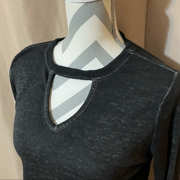 No Boundaries Med (7-9) Distressed Long Sleeve Top - Picture 2 of 6